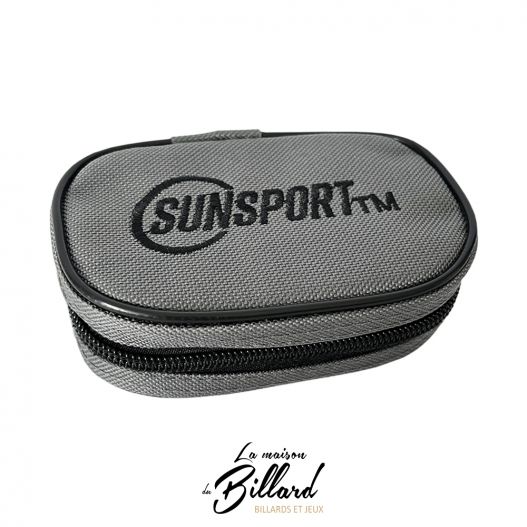 Coffret de pétanque Sunsport fermé avec logo brodé sur tissu gris et fermeture éclair noire.