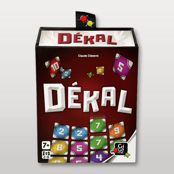 Photo de la boîte du jeu DÉKAL édité par Gigamic, avec des tuiles numérotées colorées.