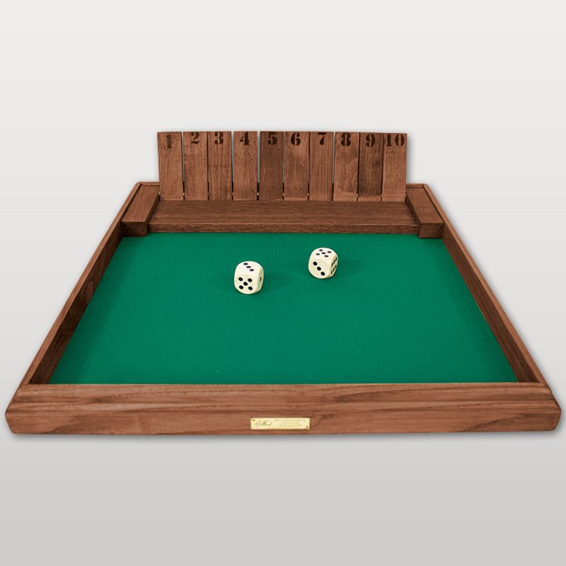 Fermez la boîte géant en bois avec dés