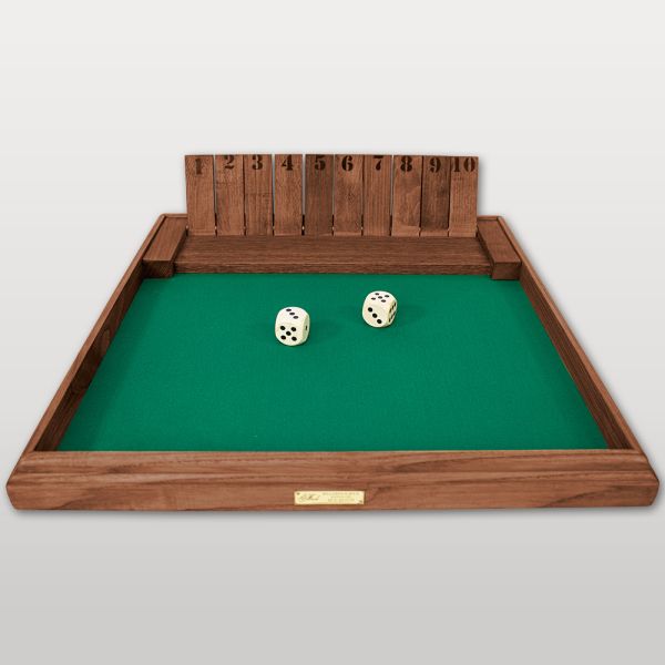 Fermez la boîte géant en bois avec dés