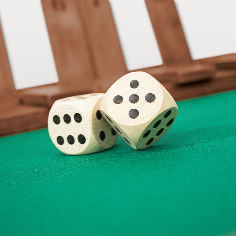 Dés en bois sur tapis vert Fermez la boîte