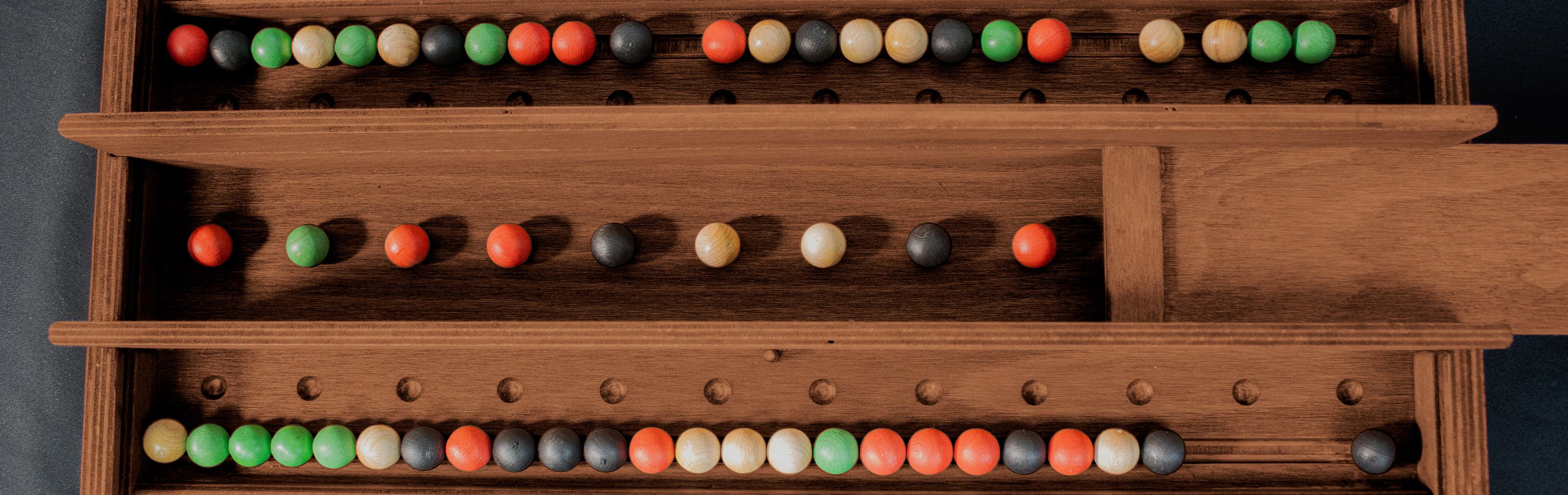 Jeu memory en bois avec billes colorées