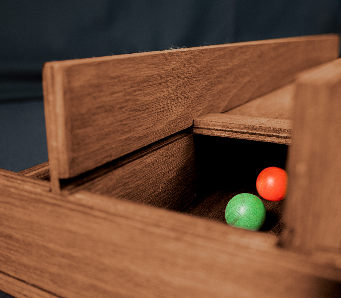 Plateau en bois du jeu memory billes