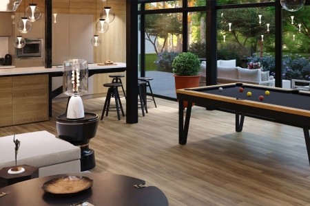 Un intérieur moderne et ouvert sur la nature avec le Billard Table Light